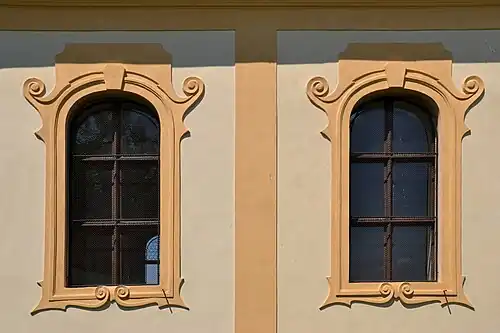 Okna na jižní straně lodi