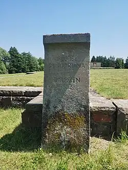 Levá stéla u vchodu