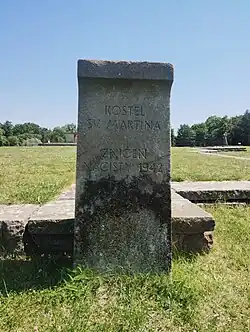 Pravá stéla u vchodu