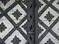 Detail kování na vstupních dveřích