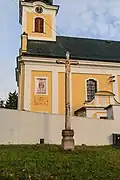 Kříž před kostelem