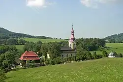 Pohled na kostel z cyklostezky Varhany