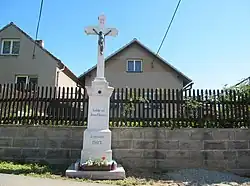 Kříž z roku 1903 s německým nápisem