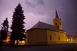 Kostel sv. Doroty v obci za bouřky