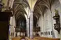 Pohled od kněžiště do dvoulodí.