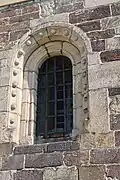 Románské špaletové okno v jižní fasádě věže kostela