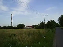 Pohled na vesnici od západu, po levé straně Elektroteplárna Pruszków II.