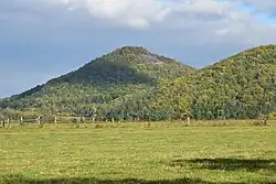 Pohled z pastviny západně od Kotviny