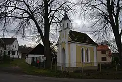 Pohled na část vesnice s kaplí