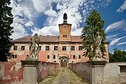 Zchátralý zámek Kounice