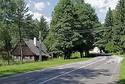 Střední část Kounova, vlevo památkově chráněná bývalá škola