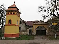 Zvonice a brána usedlosti čp. 15