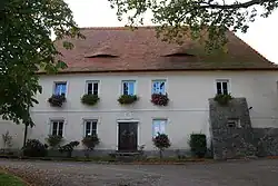 Hlavní průčelí domu čp. 25 s opěrákem