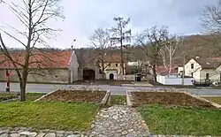 Náves od kapličky svatého Isidora