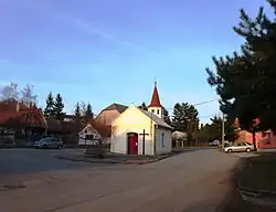 Náves s kaplí svatého Františka Serafínského