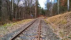 Jižní částí vede nevyužívaná železnice Kozí dráhy