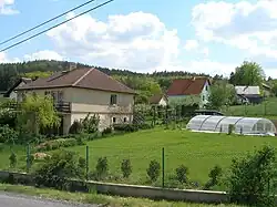 Hlavní ulice v dolní části vsi