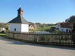 Náves s rybníčkem a kaplí