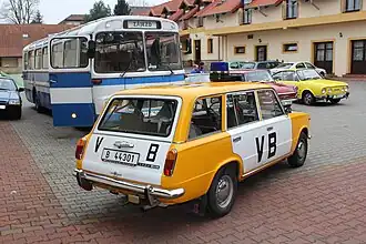 VAZ 2102 v provedení Veřejné bezpečnosti (v pozadí Škoda Garde, Škoda 1100 MBX, Škoda 110 R a autobus Karosa ŠM 11)