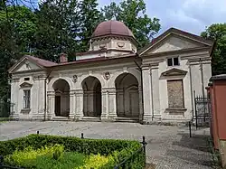 Králíky - městský hřbitov, vstupní budova.jpg