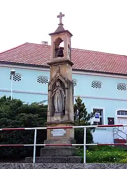 Královice, K Uhříněvsi, zvonička a čp. 10.jpg