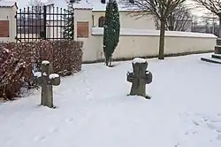 smírčí kříže u kostela