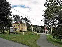 Pohled od křižovatky u kostela směrem k bývalé škole