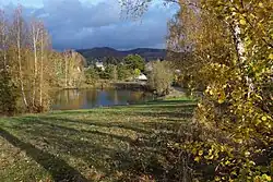 rybník Kačák, v pozadí jižní část vsi