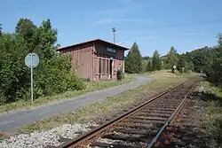 Pohled od železničního přejezdu