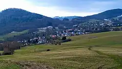 Obec ze svahu Popovického vrchu. Vlevo Chmelník, vpravo Lotarův vrch.