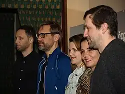 Fotka z novinářské konference.