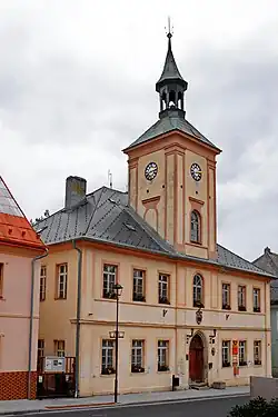 Radnice v centru Krásna na Sokolovsku