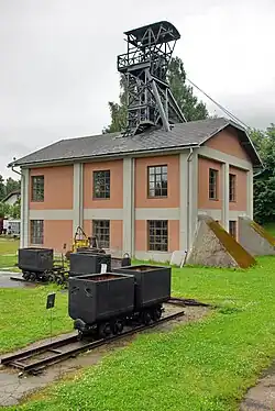 Pohled na šachetní budovu s těžní věží