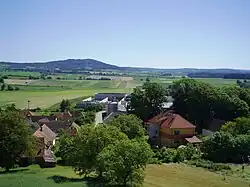 Krátošice z rozhledny, v pozadí vrch Choustník