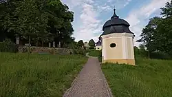 Křížová cesta vedoucí na vrchol