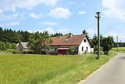 Místní zástavba (vpředu dům čp. 7)