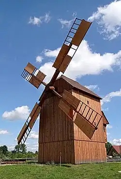 větrný mlýn ve skanzenu