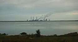 Elektrárna Boxberg viděná přes Bärwalder See