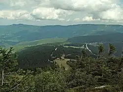 Hřeben Královského hvozdu mezi Ostrým a Jezerní horou z Velkého Javoru