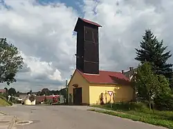 Hasičská zbrojnice, v pozadí kaple