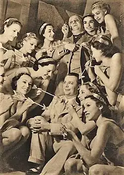 Hugo Kraus (dole) a Antonín Holzinger s komparsem operety Bílá vrána (1937)