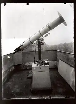 Refraktor Merz 160/1790, výroba G. & S. Merz, Mnichov. Lidová hvězdárna barona Krause v Pardubicích, mezi lety 1912–1930. V současné době se dalekohled nachází na hvězdárně v Úpici.