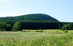 Kraví hora, tyčící se nad Hojnou Vodou