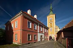 Bývalá farní budova a kostel v Kravařích