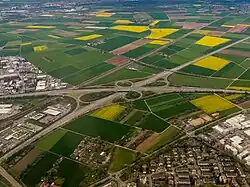 Letecký záběr na dálniční křižovatku Heidelberg ve směru na východ.