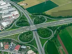Letecký záběr na dálniční křižovatku Weinheim ve směru na východ.