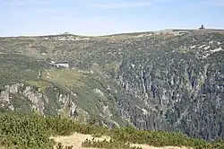 Pohled na Labskou boudu, která se nachází na okraji Labského dolu