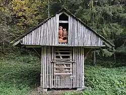 Krmelec se seníkem a sochami