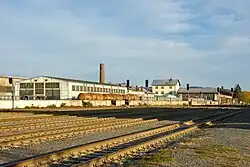 Pohled na areál strojíren přes kolejiště stanice Krnov