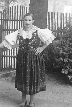 Dívka v hlučínském kroji, 20. léta 20. století
